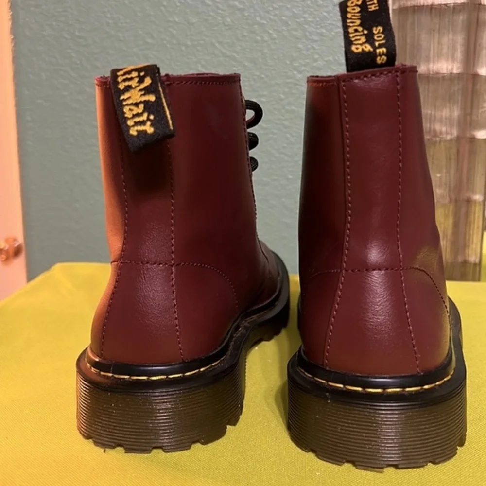 DOC MARTEN’S smooth  leather burgandy maroon boots LIKE NEW Size 6